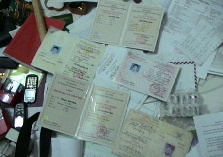 Forged certificates are found at Viet Anh's house (Photo: Nhandan) Forged certificates are found at Viet Anh's house (Photo: Nhandan)